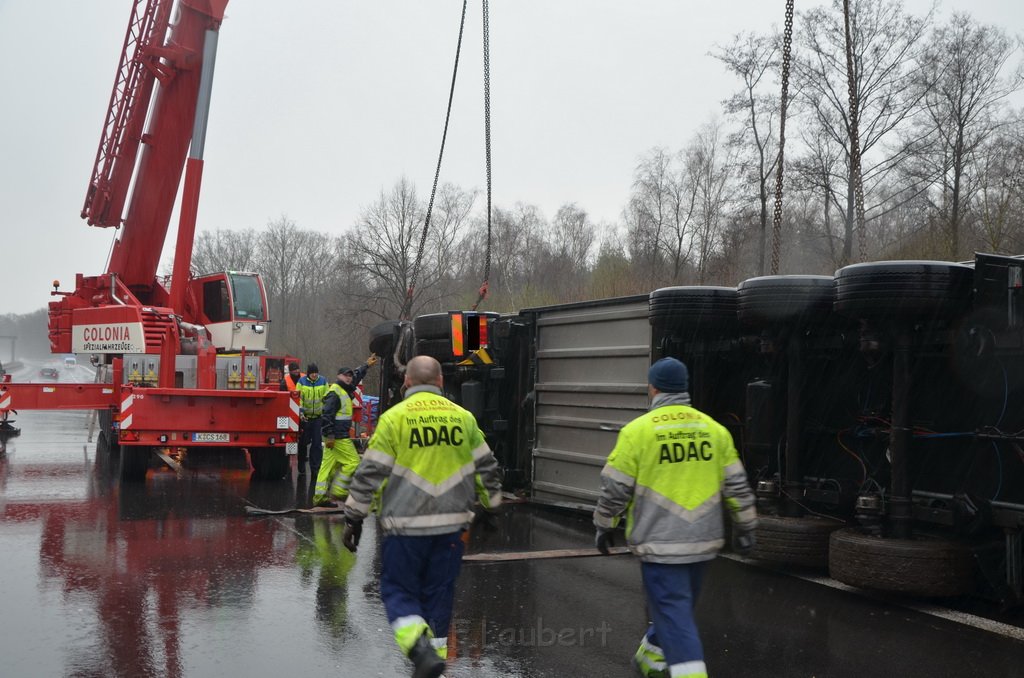 VU LKW umgestuerzt A 3 Rich Frankfurt AS Koenigsforst P419.JPG - Miklos Laubert